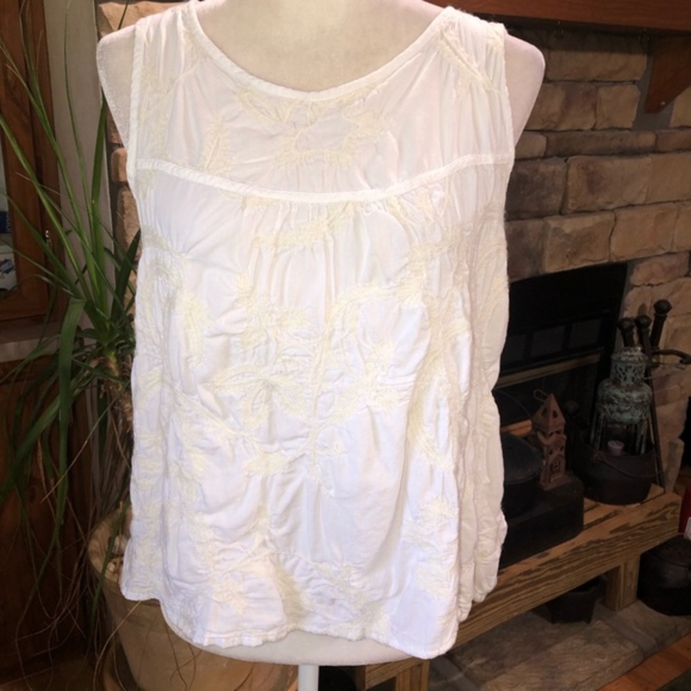 GAP SIZE XLARGE WHITE SLEEVELESS TOP WITH EMBROIDERY 100% COTTON